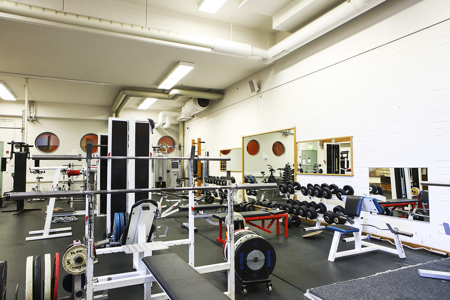 Många olika utrustningar och maskiner i gymmet