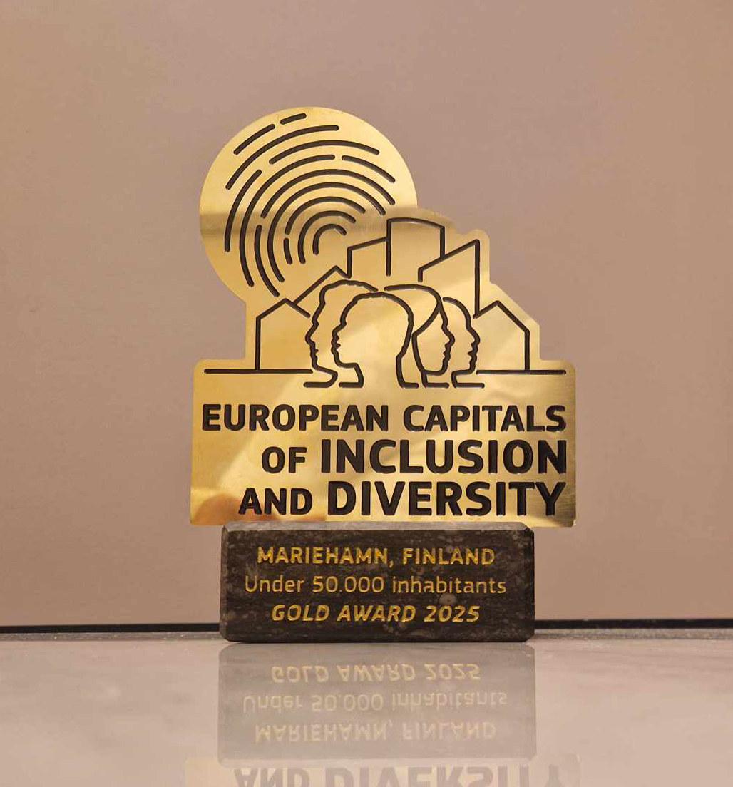 Foto på guldpokal och texten European Capitals of Inclusion and Diversity, Mariehamn, Finland, under 50000 inhabitants Gold Award 2025