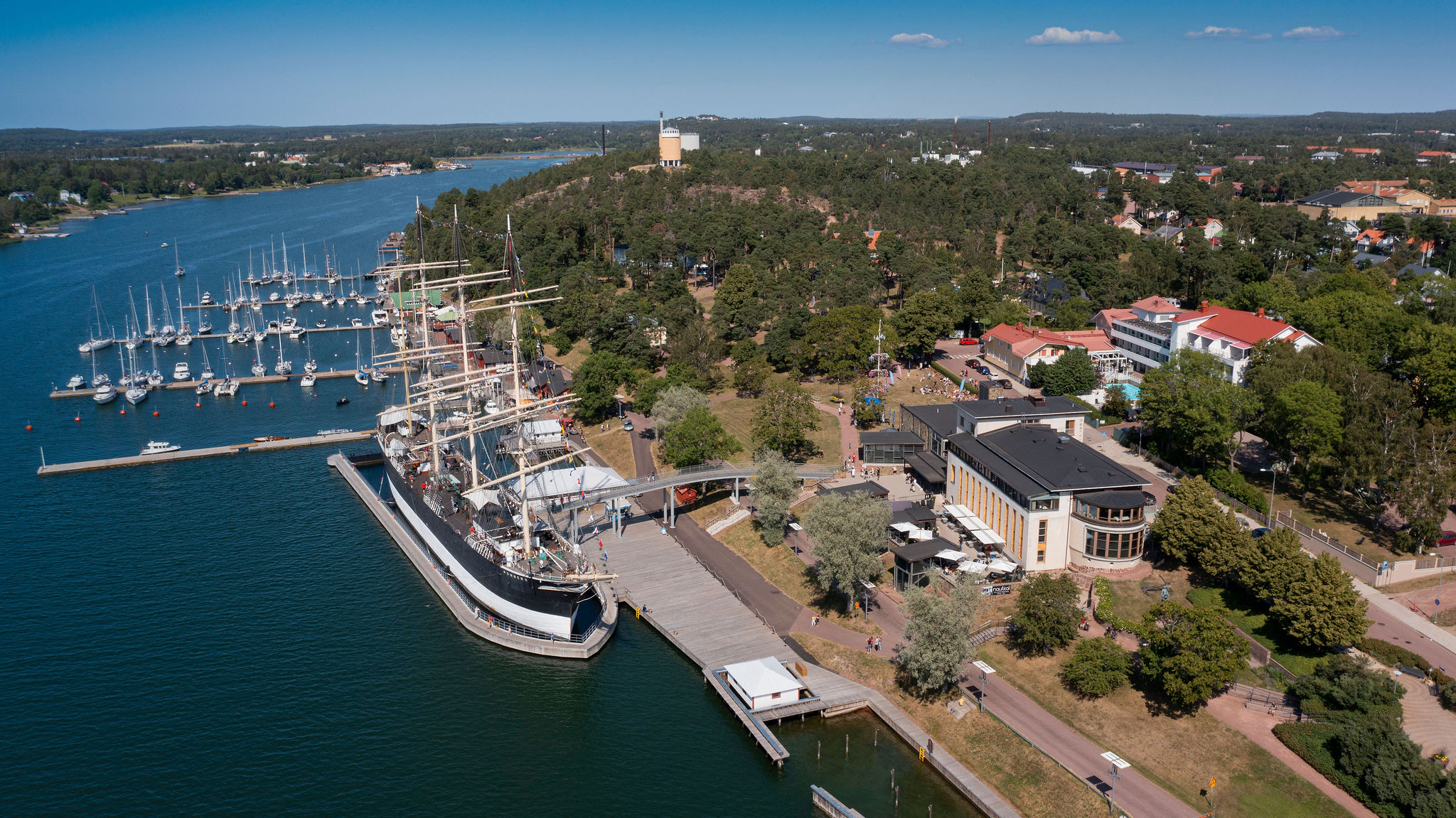 Flygfoto Västerhamn med Pommern i sin docka och småbåtshamn bakom