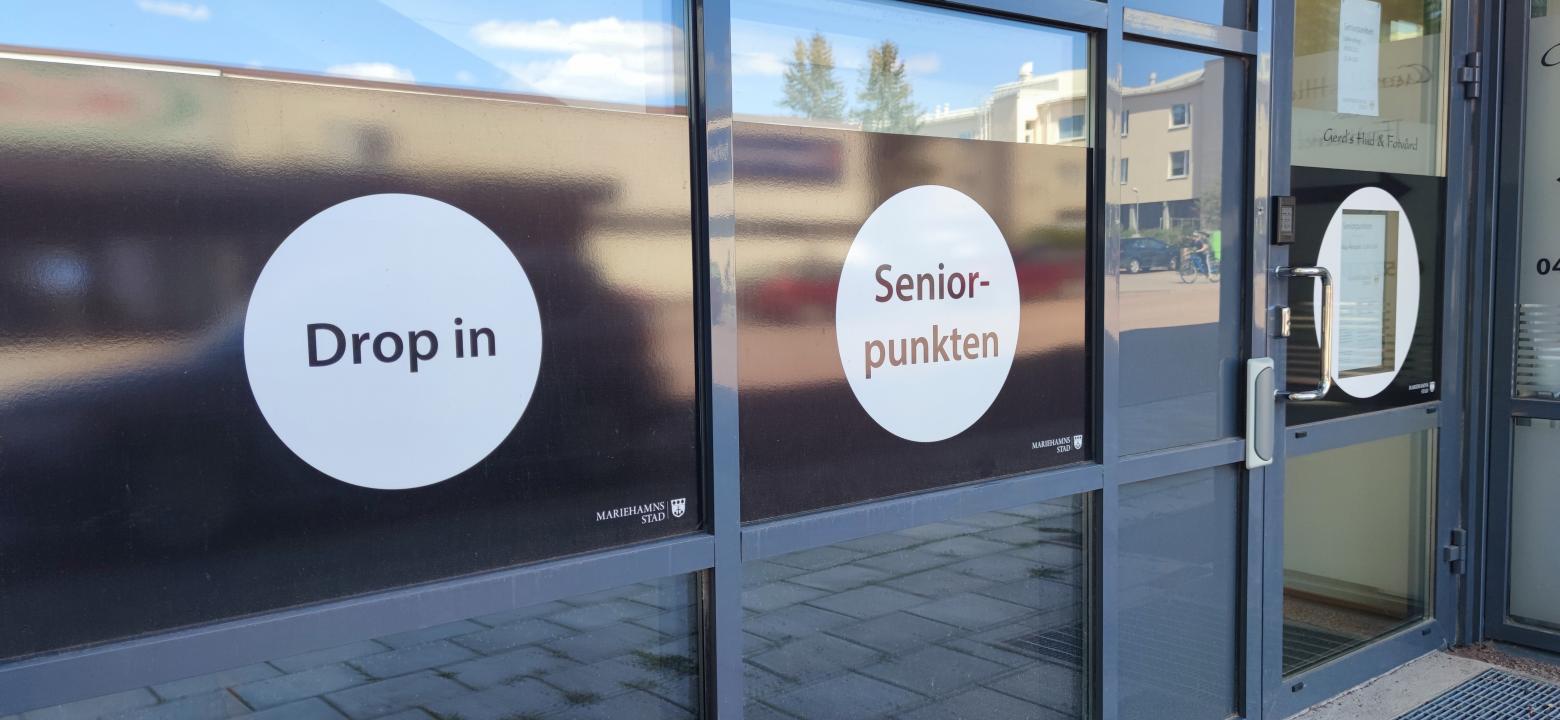 Ingång till Seniorpunkten med dess namn och text drop-in