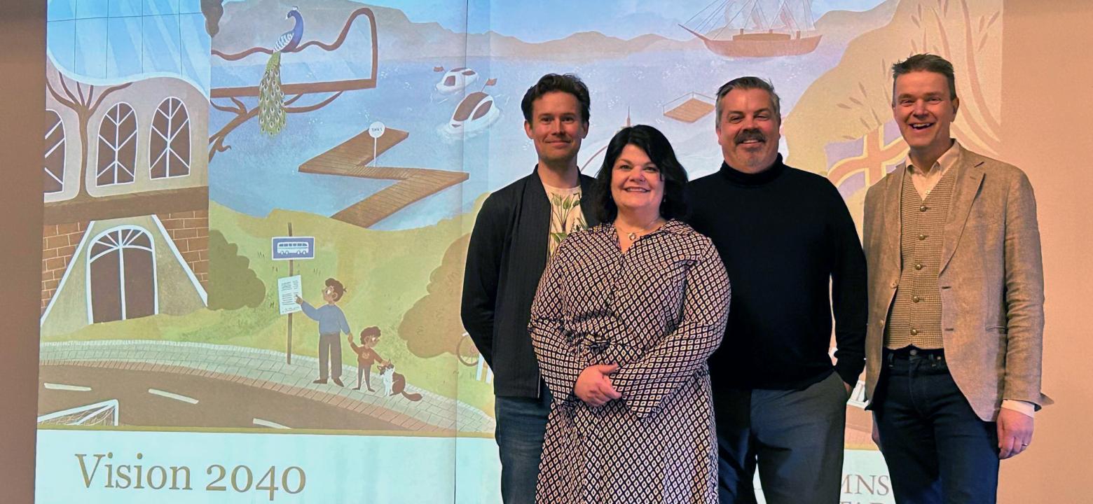 Micke Larsson, personalchef Sari Hautamäki, Alf Rehn och stadsdirektör Arne Selander. Fyra glada personer på en scen i stadshusets festsal