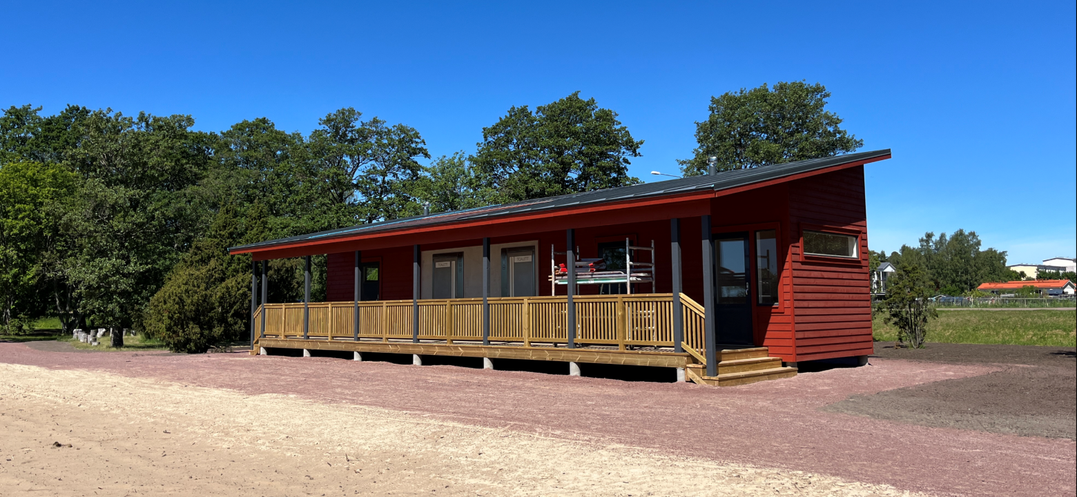 Omklädningsbyggnad på simstrand