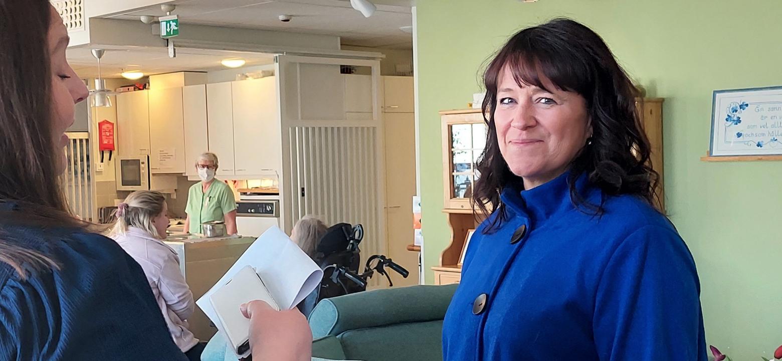 Social- och hälsovårdsminister Annette Holmberg-Jansson när hon besöker avdelning Marhällan på Trobergshemmet. Bild på Social- och hälsovårdsminister Annette Holmberg-Jansson när hon besöker avdelning Marhällan på Trobergshemmet.