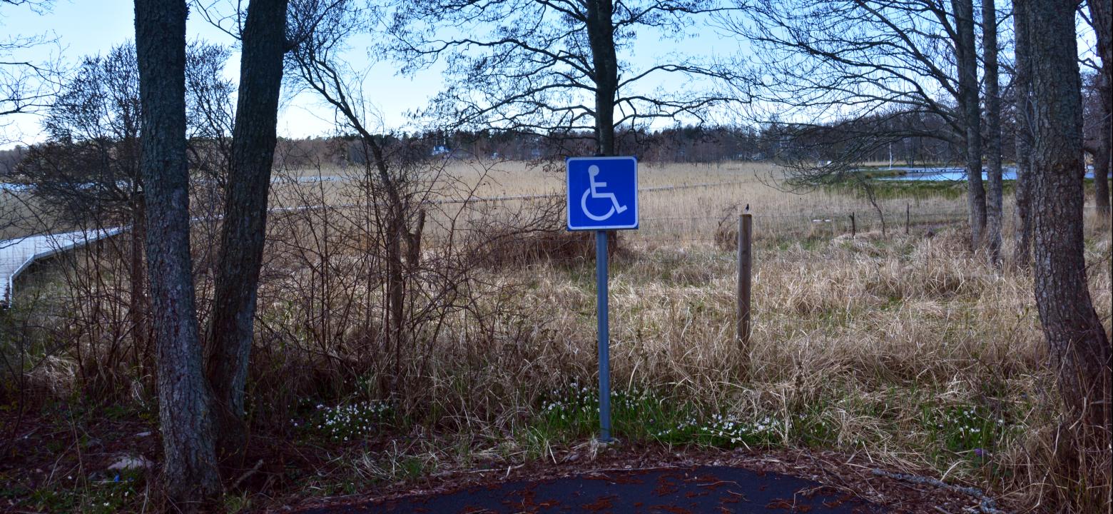 Skylt för handikapp-parkering vid Nabbens våtmark