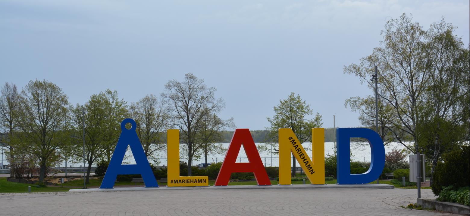 Skylten "Åland" med Slemmern i bakgrunden