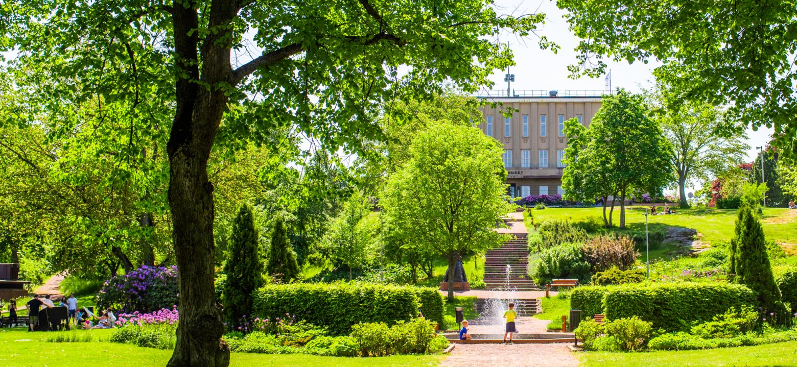 stadshuset, fontänen och stadshusbacken sommartid