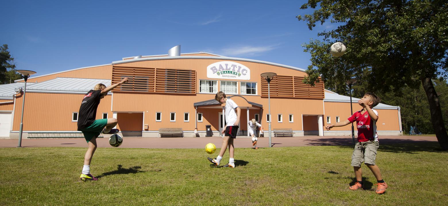 Barn spelar fotboll utanför Baltichallen