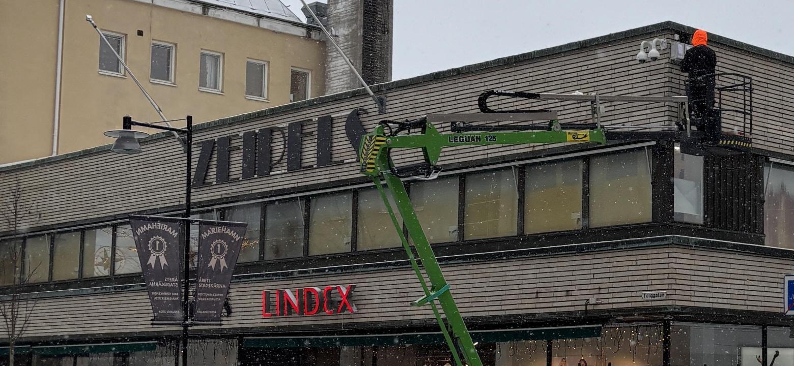 Flödesmätare monteras högt uppe på köpcentret Zeipels vägg