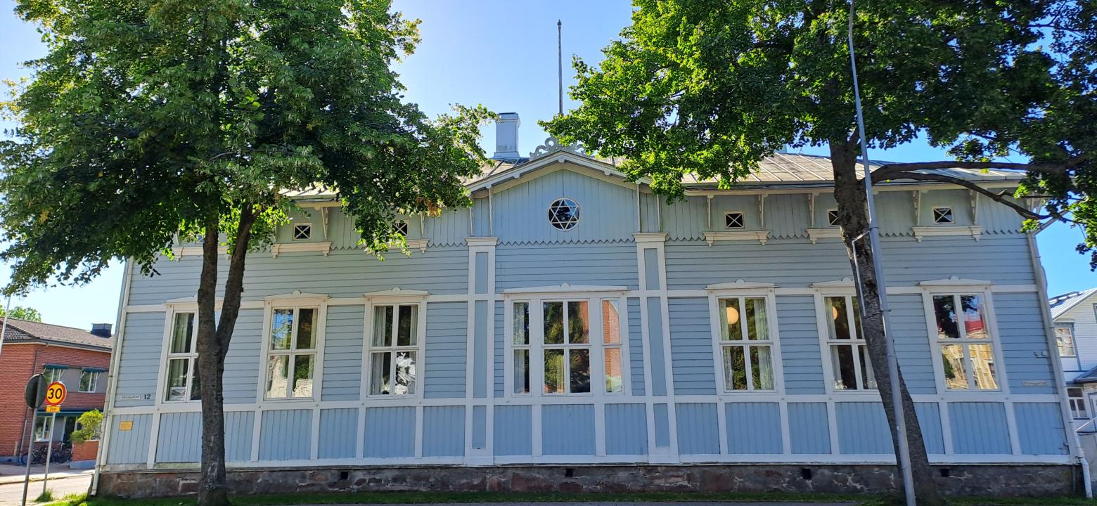 Rådhuset, Stora gatan 11 B Blått hus och gröna träd