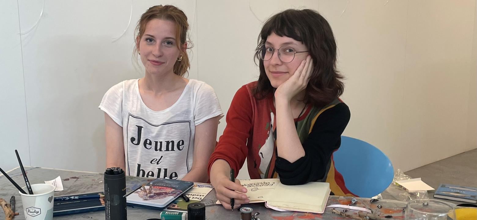 Bilden visar Selina Svarce och Maria-Louisa som på biblioteket skapar konst under 4 veckor i sommar.