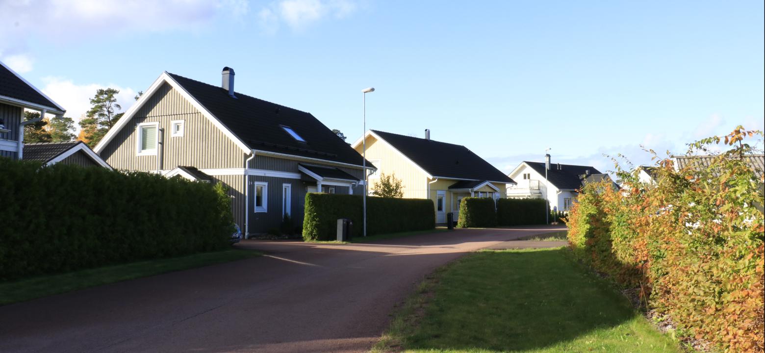 Hus vid bostadsgata