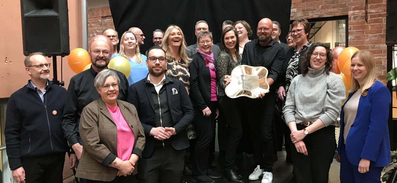 Juryn och några av alla de samarbetpartners som medverkat till vinsten. En glad grupp människor med ett pris