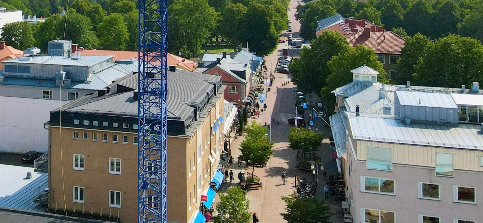 Flygfoto från centrum med byggkran i förgrunden