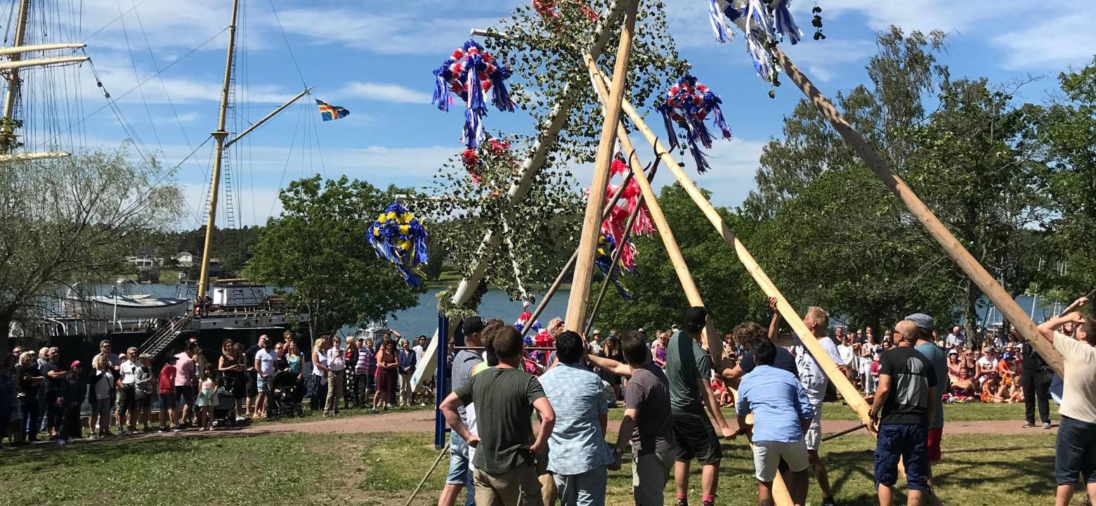 Stången reses i Engelska Parken inför publik. Stången reses i Engelska Parken inför publik.
