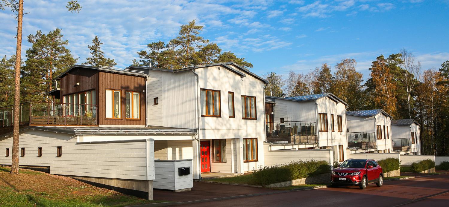 Bild på hus längs gata