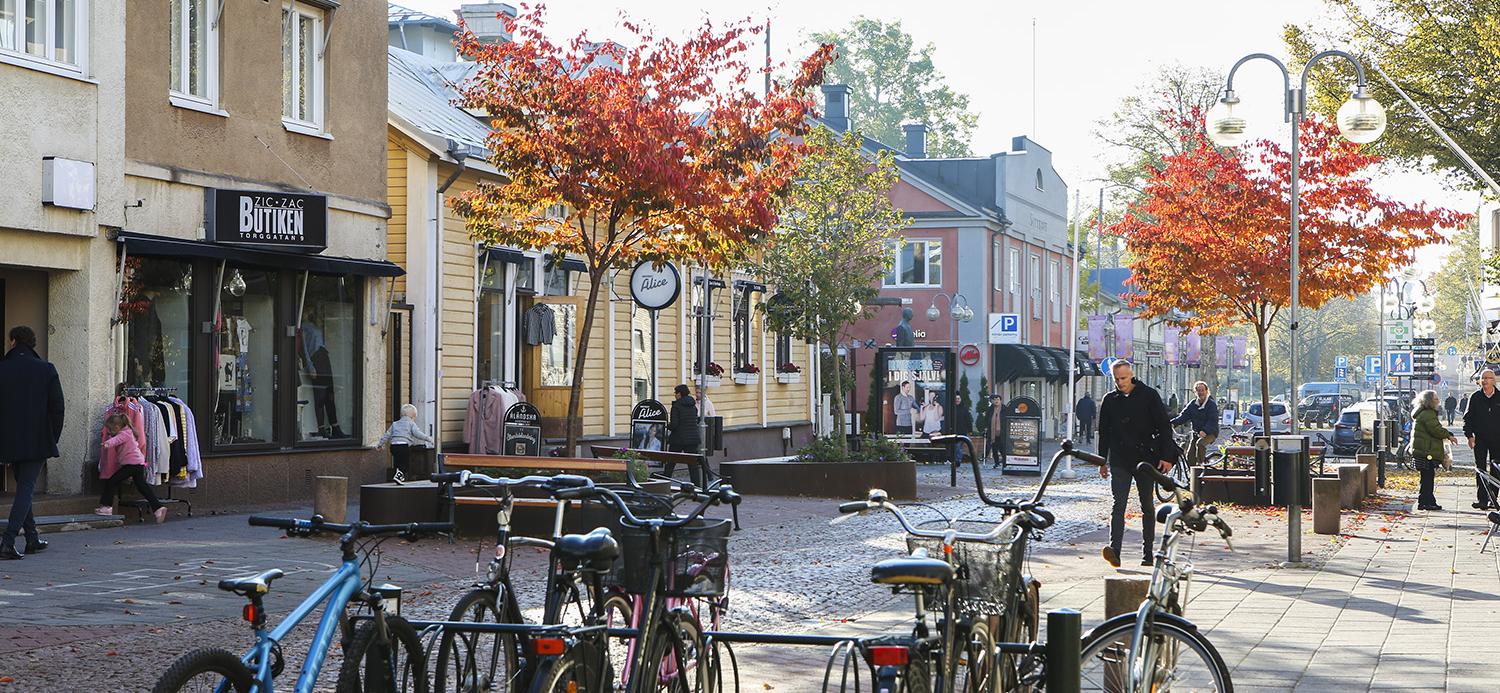 Cyklar parkerade på gågata i stadsmiljö