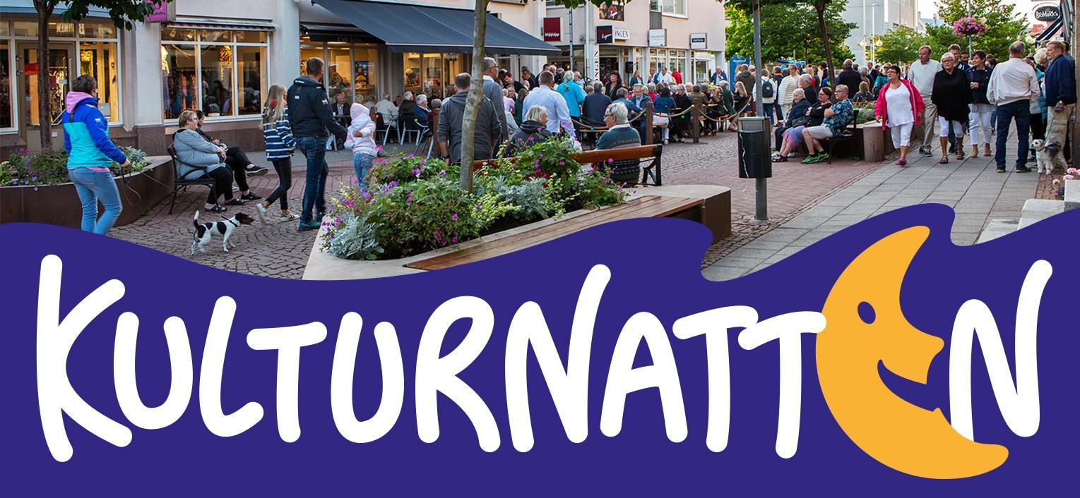 Kulturnatten logotypen med bokstaven E som en måne. I bakgrunden ett foto på torggatan full av folk.