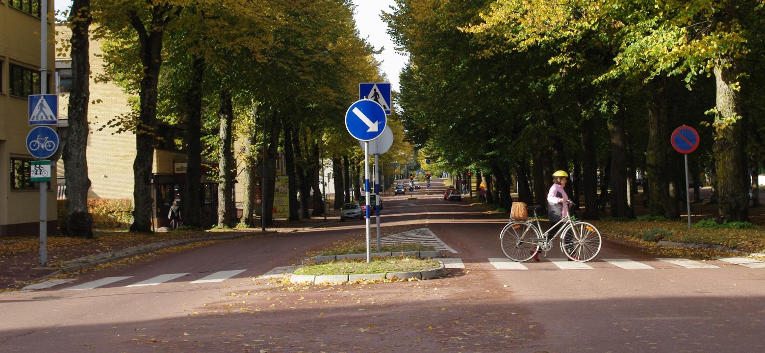 Korsningen mellan Stora gatan och Torggatan, med cyklist på övergångsstället och Esplanaden i bakgrunden.
