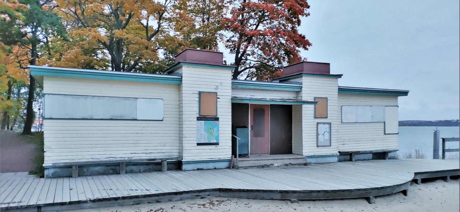 Byggnad vid sandstrand på Lilla holmen