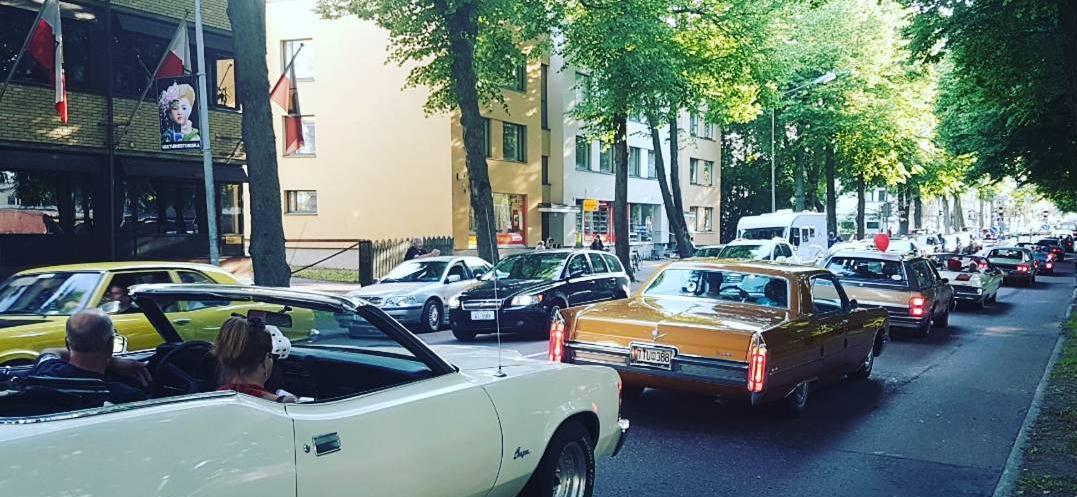 Gamla bilar på rad vid Stora gatan