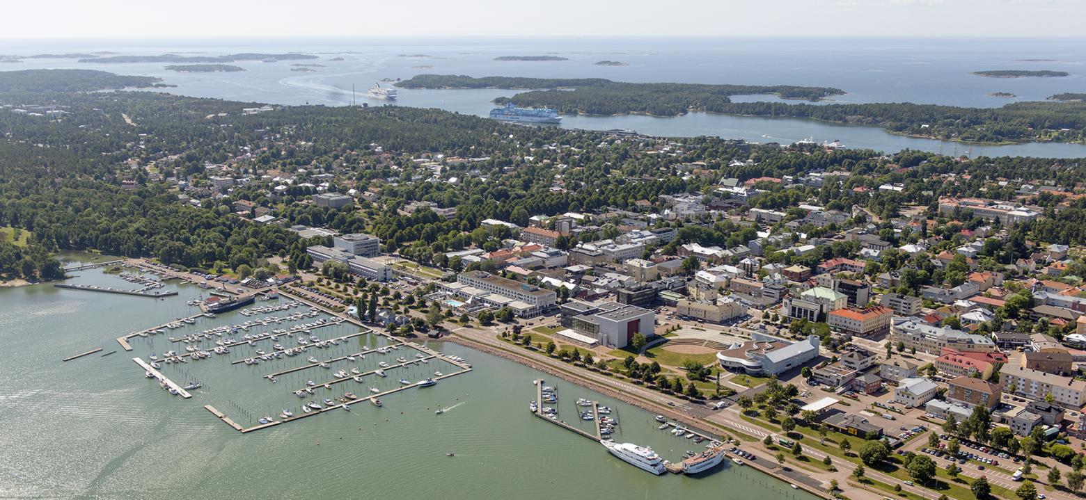 flygfoto, liten stad med två hamnar på var sida