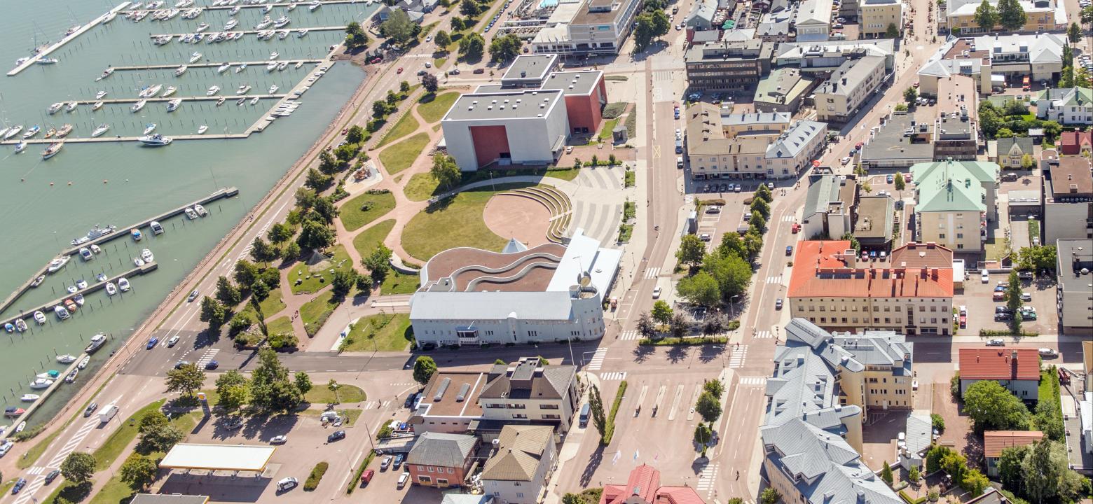 Bussplan nära det blå stadsbiblioteket Flygfoto över Mariehamn