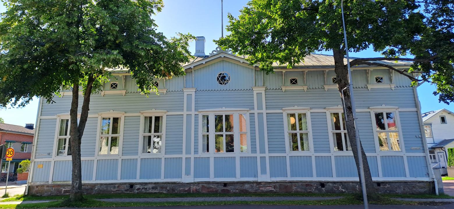 Rådhuset på Stora gatan 11 B i Mariehamn. stort blått hus