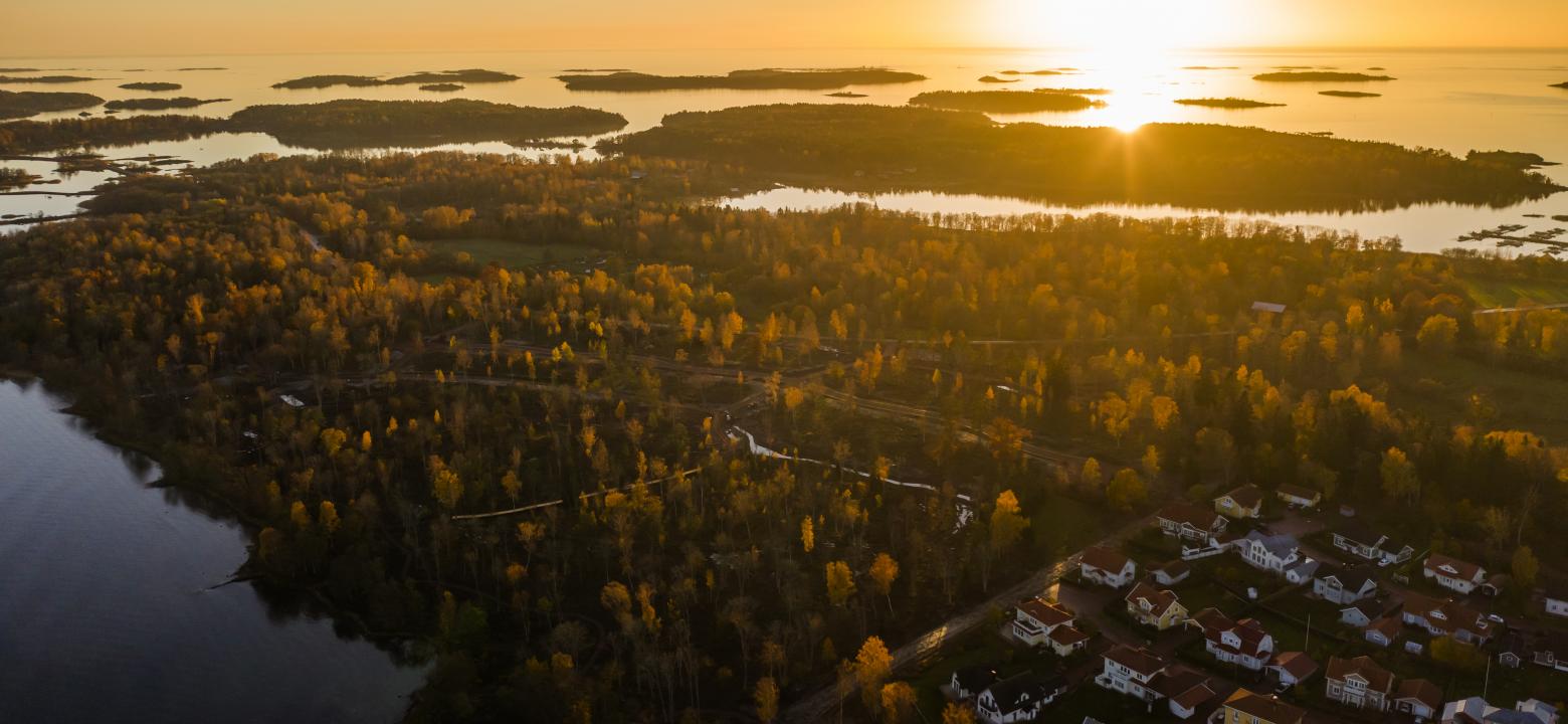 Bilden visar senaste bostadsområdet intill havet och alla holmar och skär syns i bakgrunden vid solnedgång