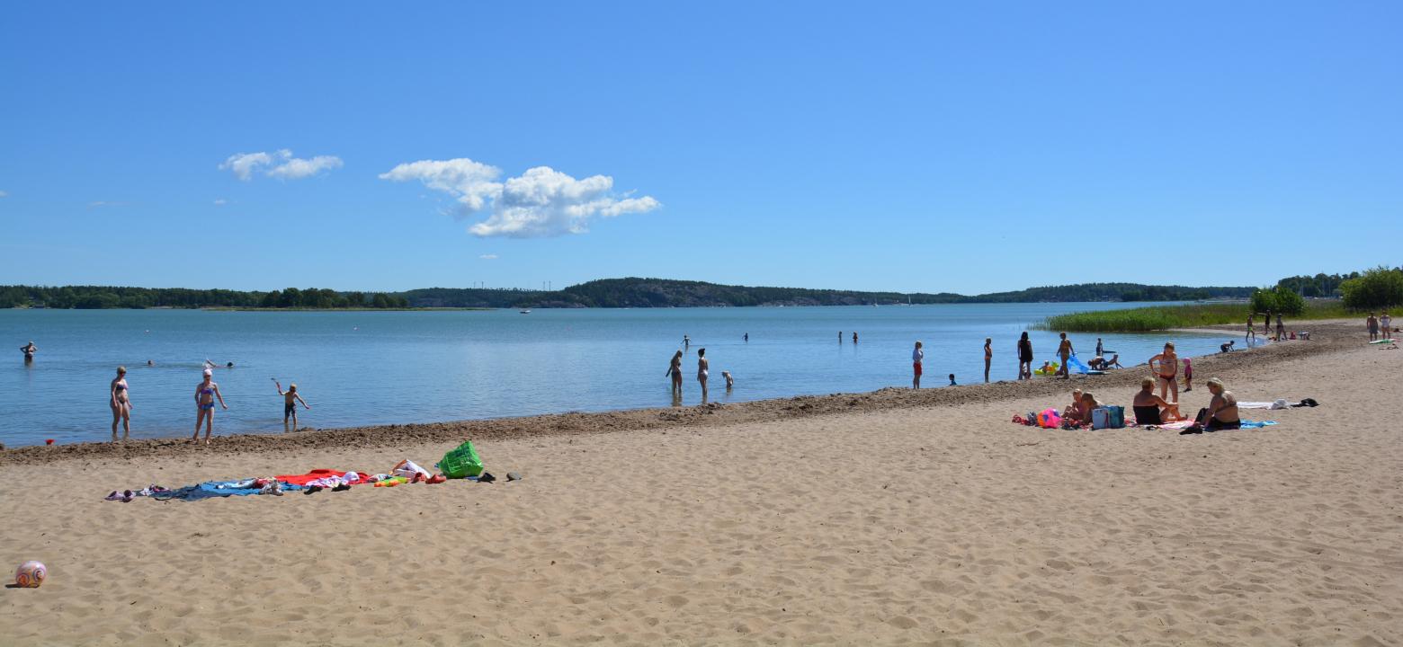 Bilden visar Lilla holmens badstrand, en lång sandstrand