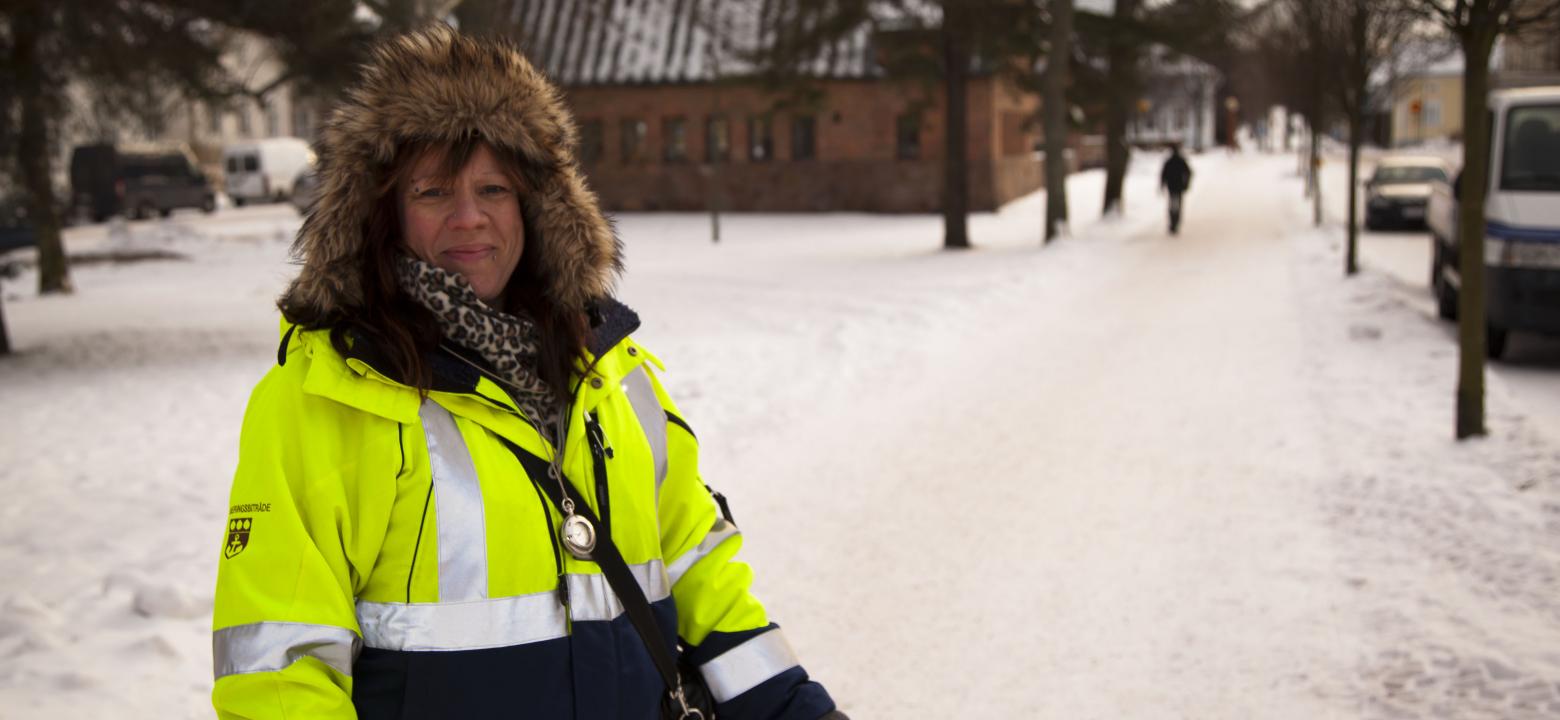 Stadens parkeringsbiträde ute på vintern
