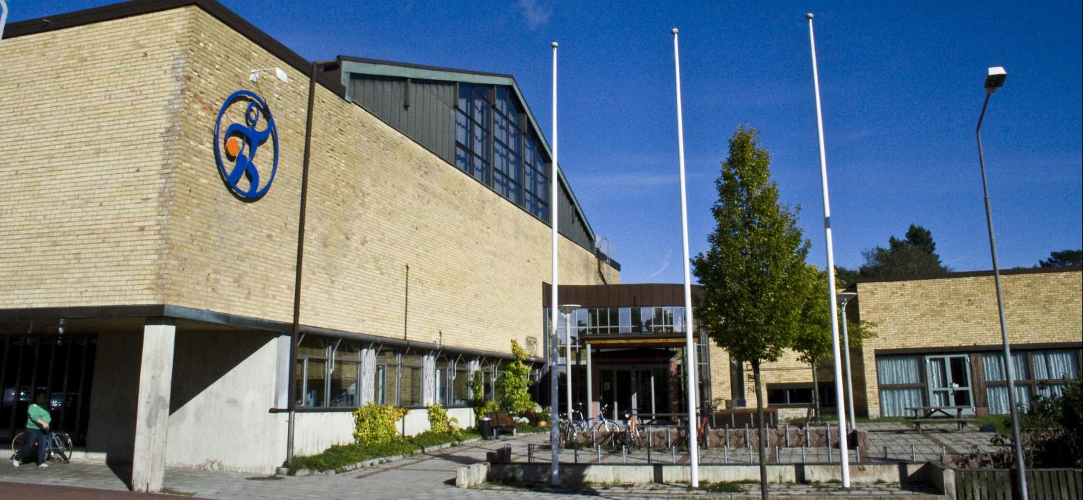 Bilden visar Idrottsgårdens huvudingång, sett från Neptunigatan