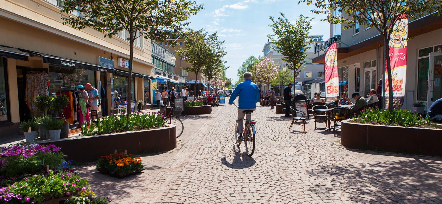 Cyklist på gågatan i centrum