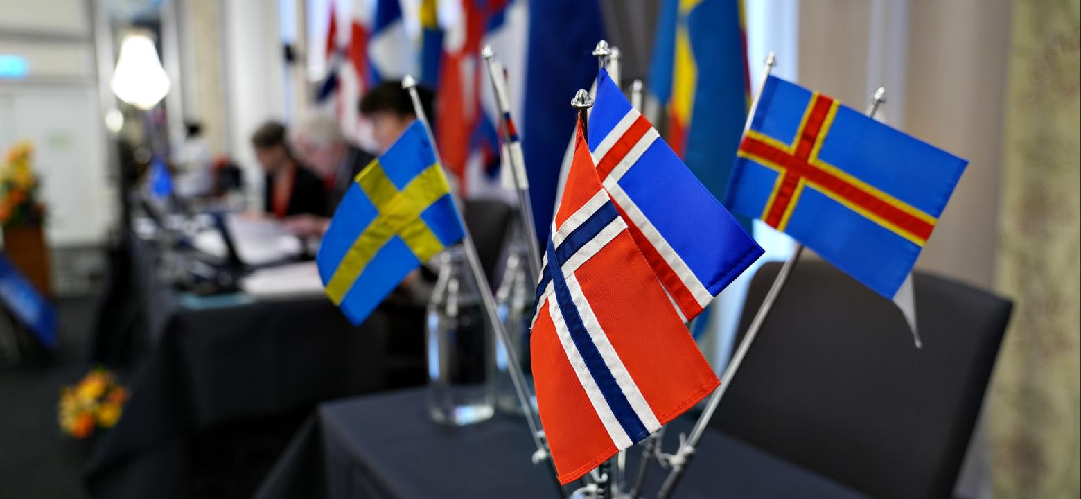 Små nordiska flaggor på ett bord tillsammans