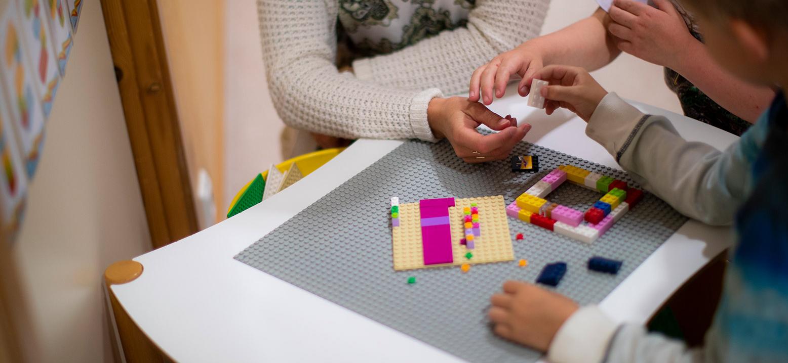 Bilden visar barn som bygger med lego