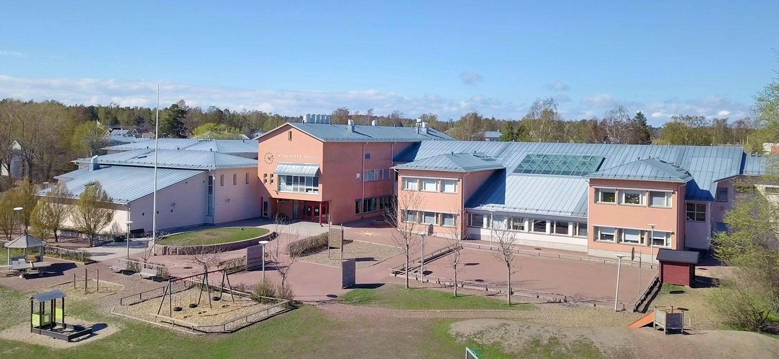 Flygfotot visar Strandnäs skola och gård