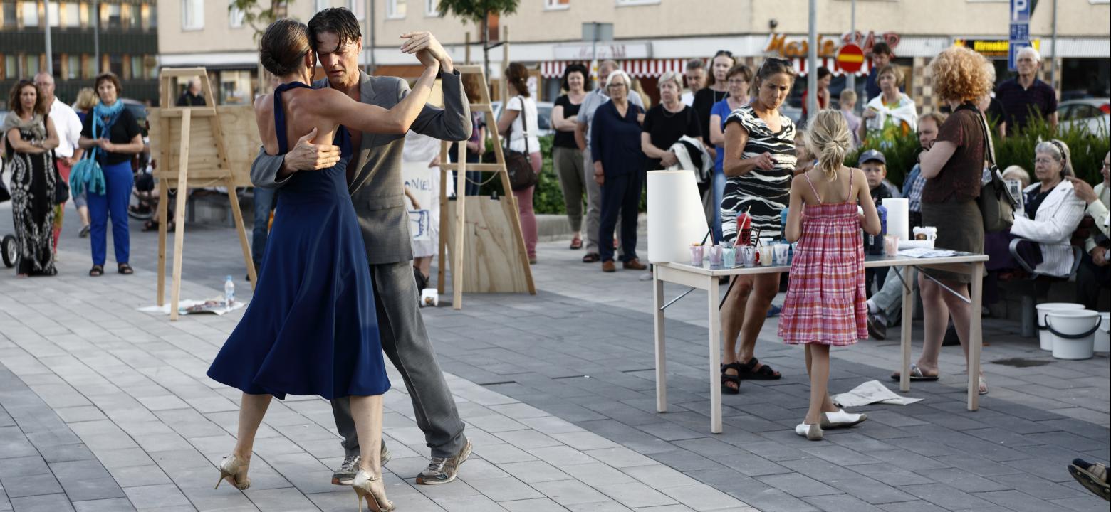 Ett par dansar utanför stadsbiblioteket under kulturnatten.