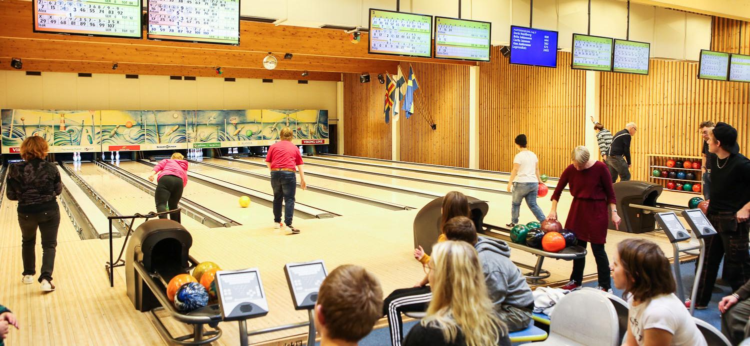 BIlden visar 8 bowlingbanor och personer som bowlar