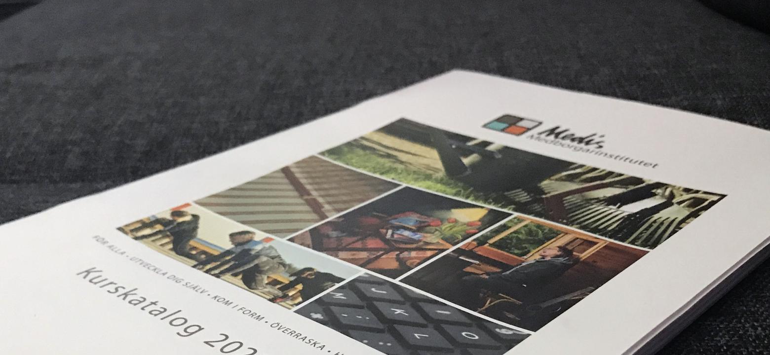 Medis kurskatalog är i A4-format på många sidor