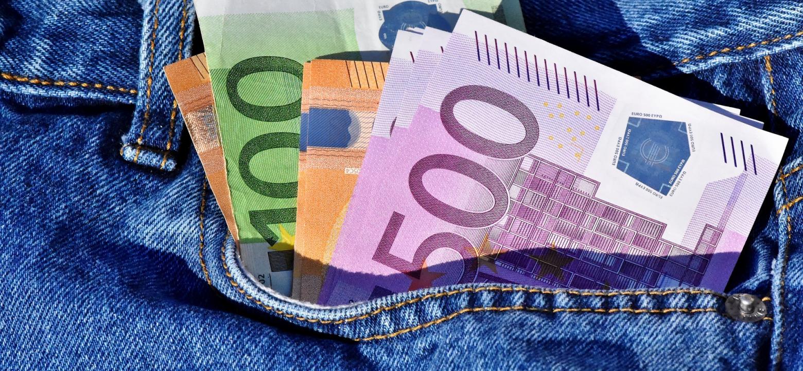 Eurosedlar i en jeansficka