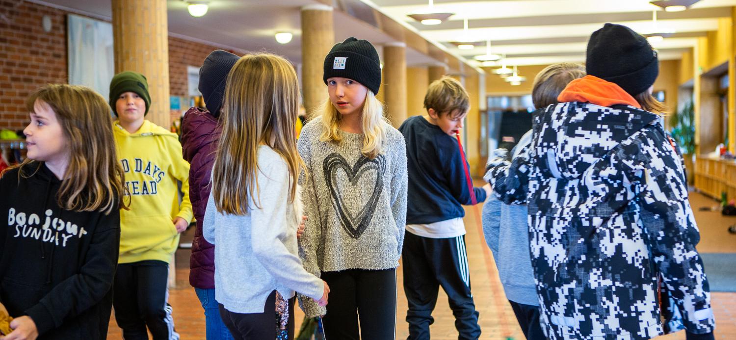 Bilden visar elever i aulan i Övernäs skola, alldeles intill fritidshemmet Kråkan