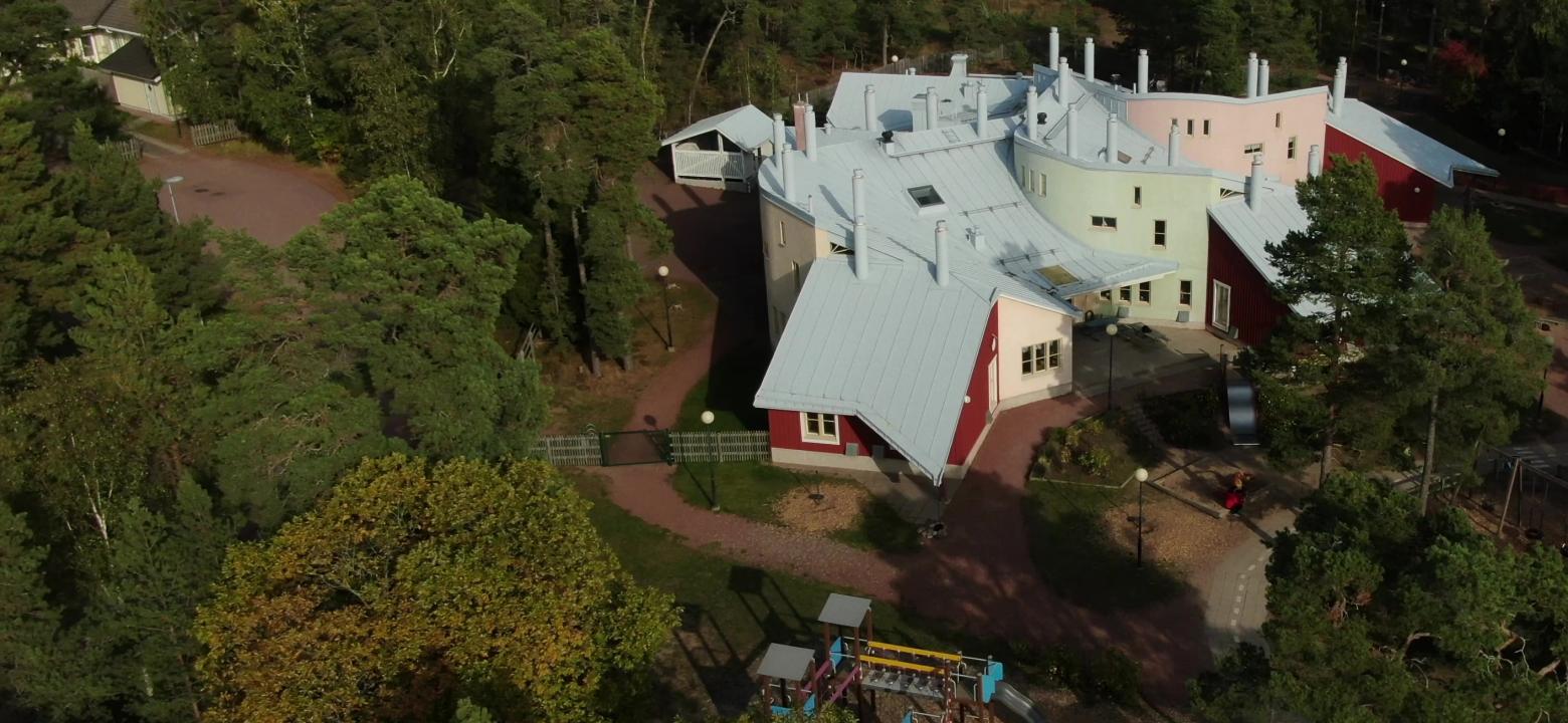 Bilden visar daghemmet Vinkelboda ovanifrån med alla vinklar och sneda tak