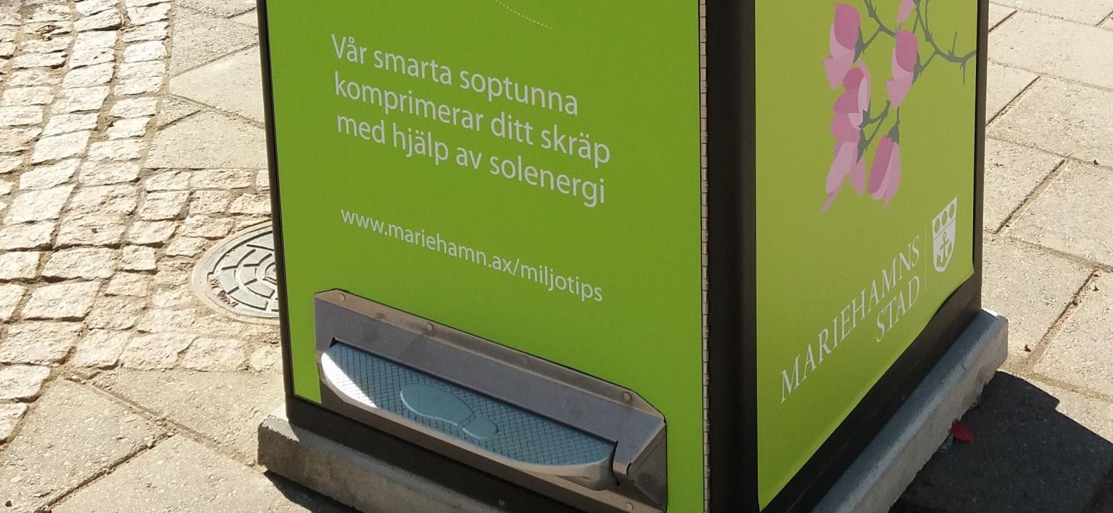 stadens smarta soptunna med reklam för miljötips