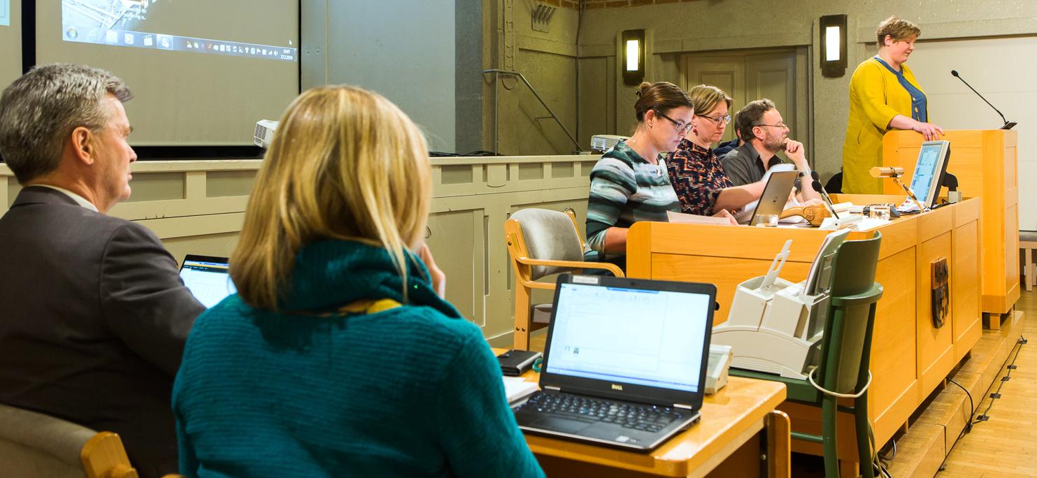 Kvinnlig ledamöt i talarstolen
