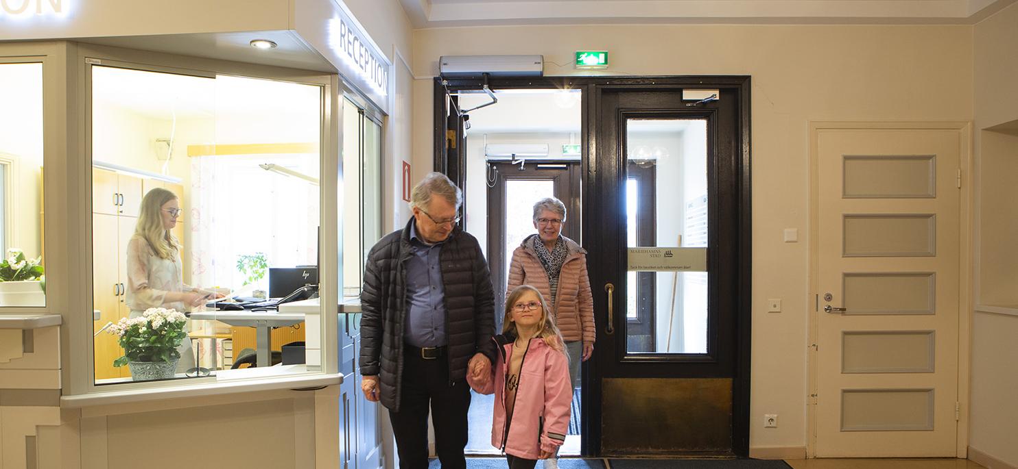 Besökare vid stadshusets information