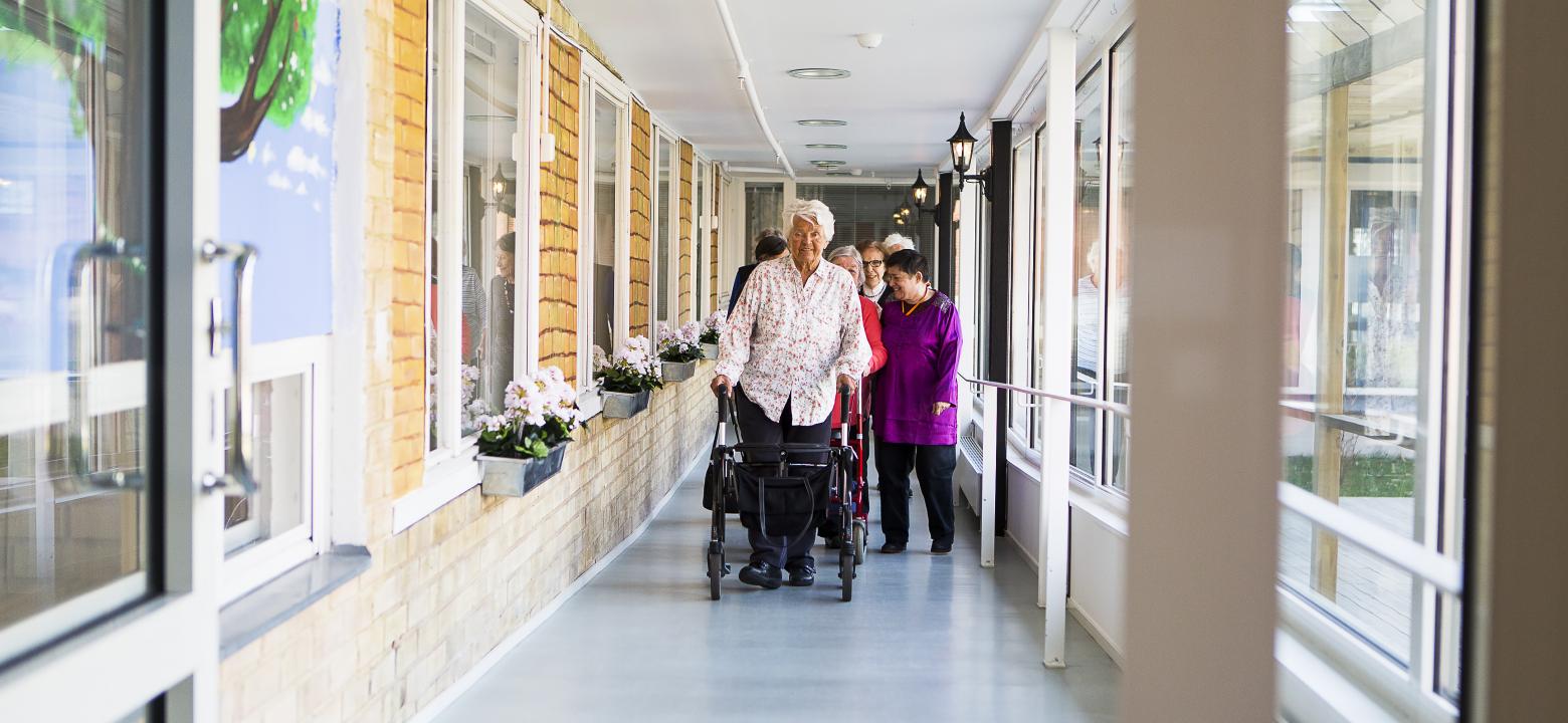 Äldre gåendes i korridor på Trobergshemmet
