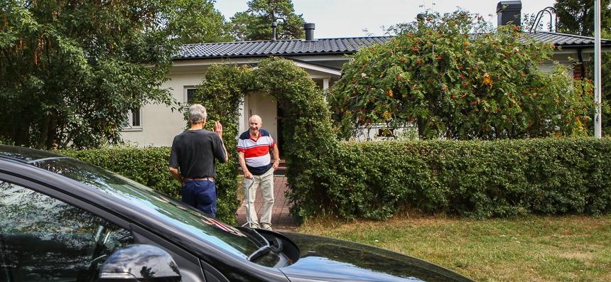 Hemservicepersonal kommer med bil till klient