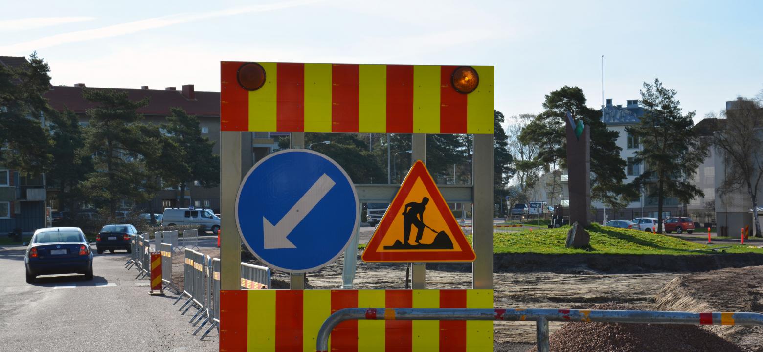 Vägarbete i rondell med trafikskyltning