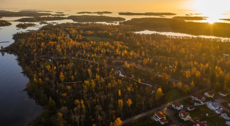 Bilden visar södra Mariehamn med skär och holmar i bakgrunden