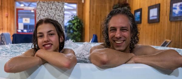 Bilden visar far och dotter i bubbelpoolen i relaxen