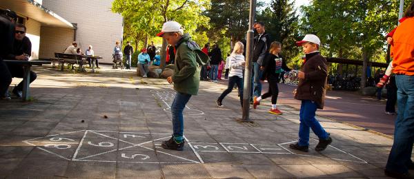 Bilden visar barn som leker på skolgården